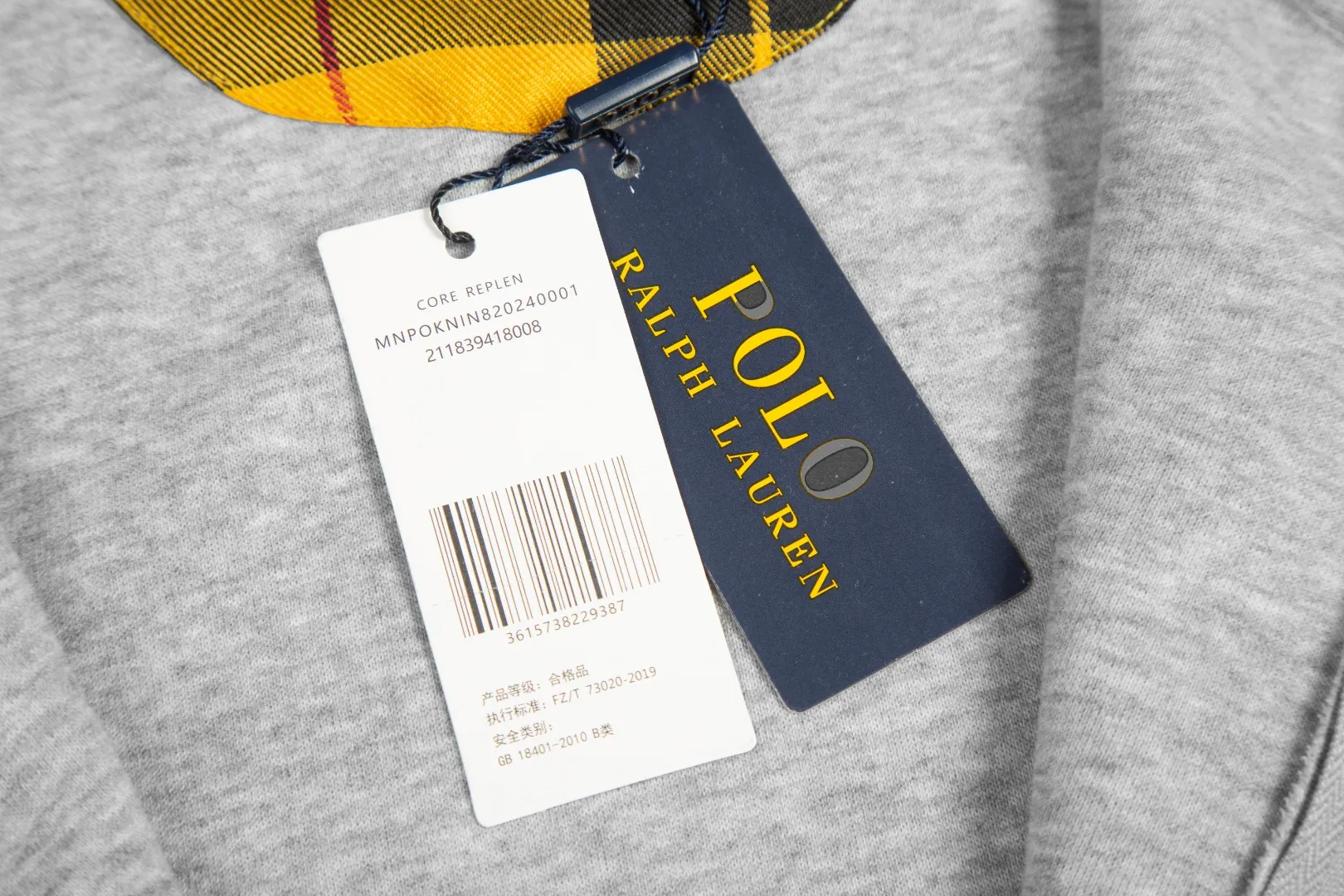 P270 White background picture [Popular item] Style number: 25104# Color: Navy blue/hemp gray/white Size: S to XL - Ralph Lauren/Ralph Lauren 2025AW Autumn and Winter bear series stacked topstitch design plaid lining hooded cardigan zipper sweatshirt - original workmanship consistent professional four-needle six-thread topstitch design✅ - face 370g double-sided cotton heavyweight fabric Contrast color yarn-dyed plaid inside ✅| - Highly restored customized brand zipper 0.8 pure cotton high-density hook and loop bonnet ✅ - RL limited design style Colorful bear logo precision embroidery Bright color contrasting plaid hood inside The upper body is colorful and distinguishes the classic style. Both men and women can easily control it. Simple and clean, versatile and can go wrong. Exposed topstitch 0.8 cm retro primary color hook and loop drawstring. Every detail is perfect.